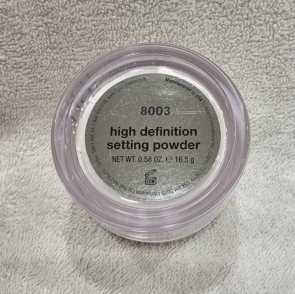 TIGI High Definition Translucent Powder with Puff - Picture 2 of 5